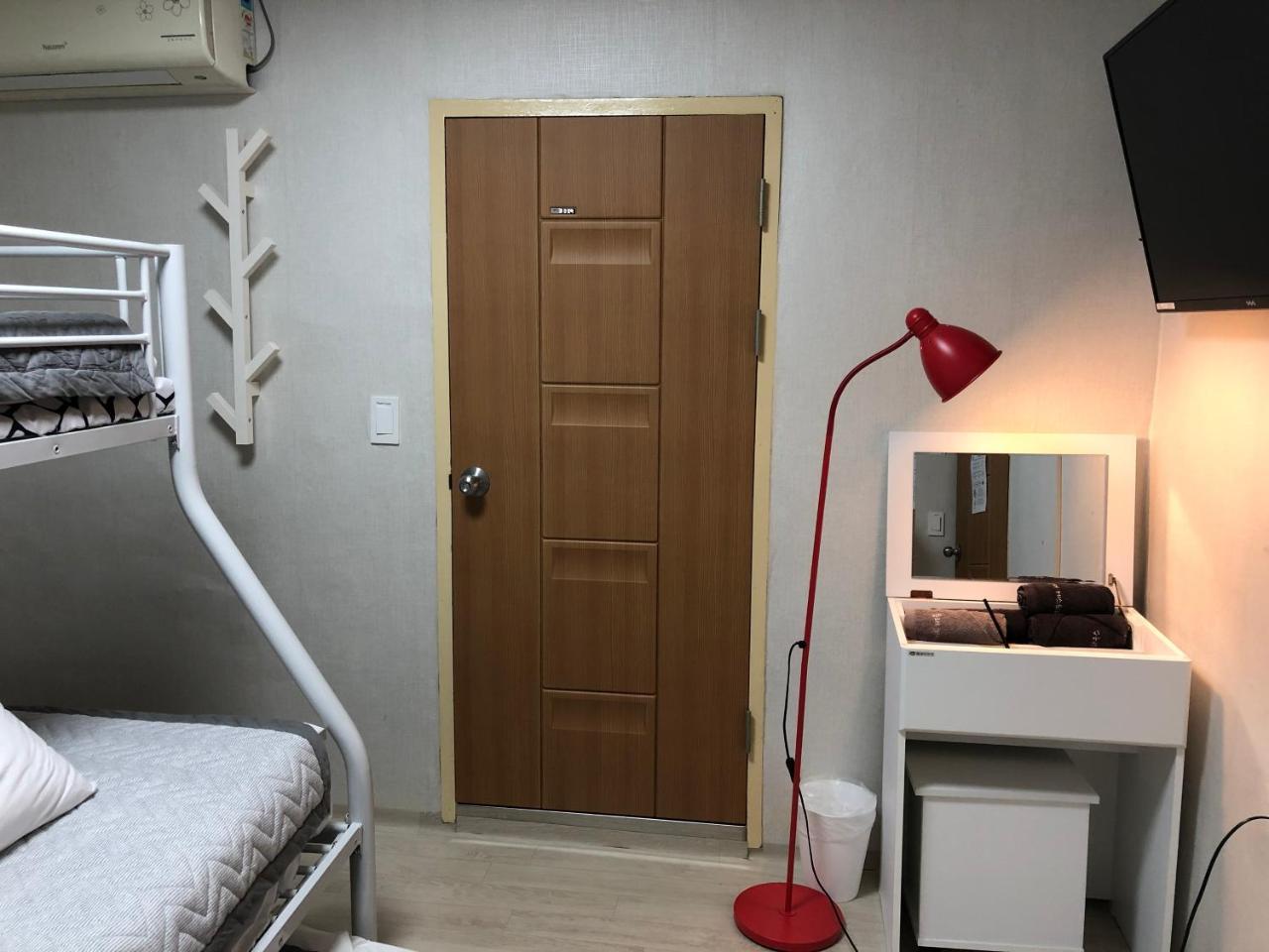 Mullae Guesthouse Seoul Bagian luar foto